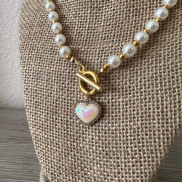 FINAL SALE | faux pearl necklace with a heart pendant - Picture 2 of 6